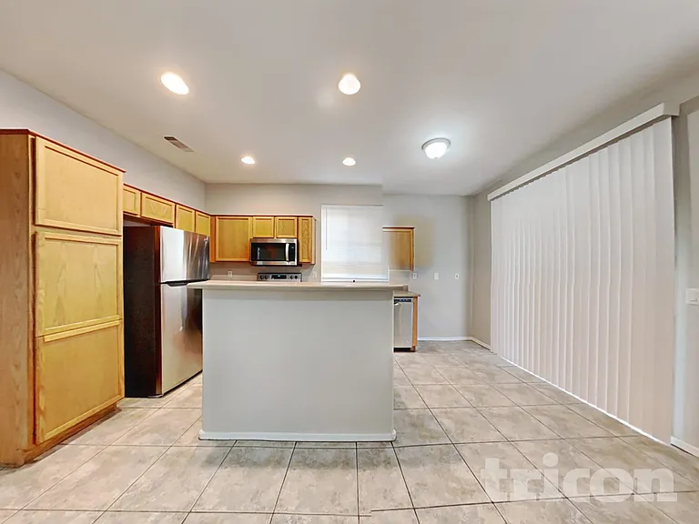 6619 W Golden Ln — Photo 4