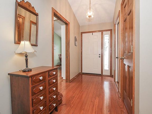 3rd image of 902 Sturbridge Dr