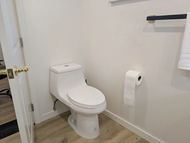 18522 Madison Ave — Photo 16