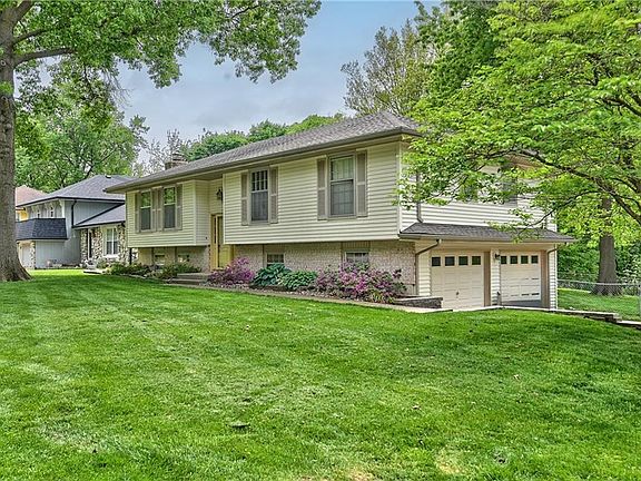 2nd image of 5816 NW Whispering Oaks Ln