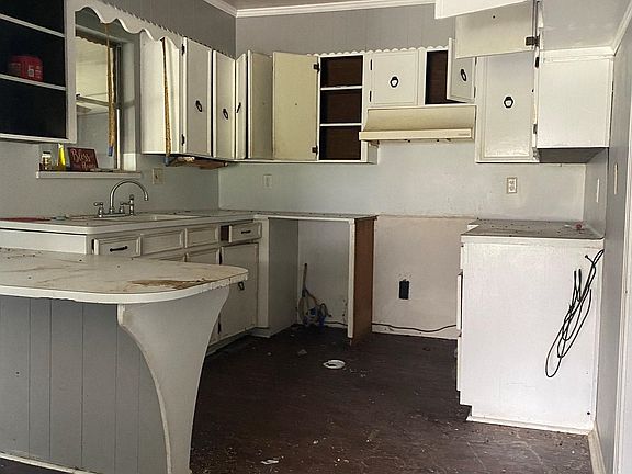 4th image of 670 Moreland St