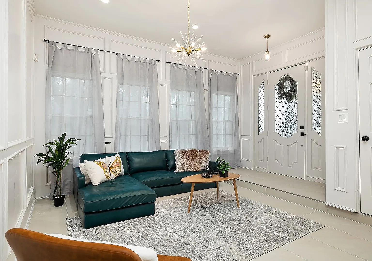 Elegant 3-Bedroom TownHome in Gated Community — Photo 3
