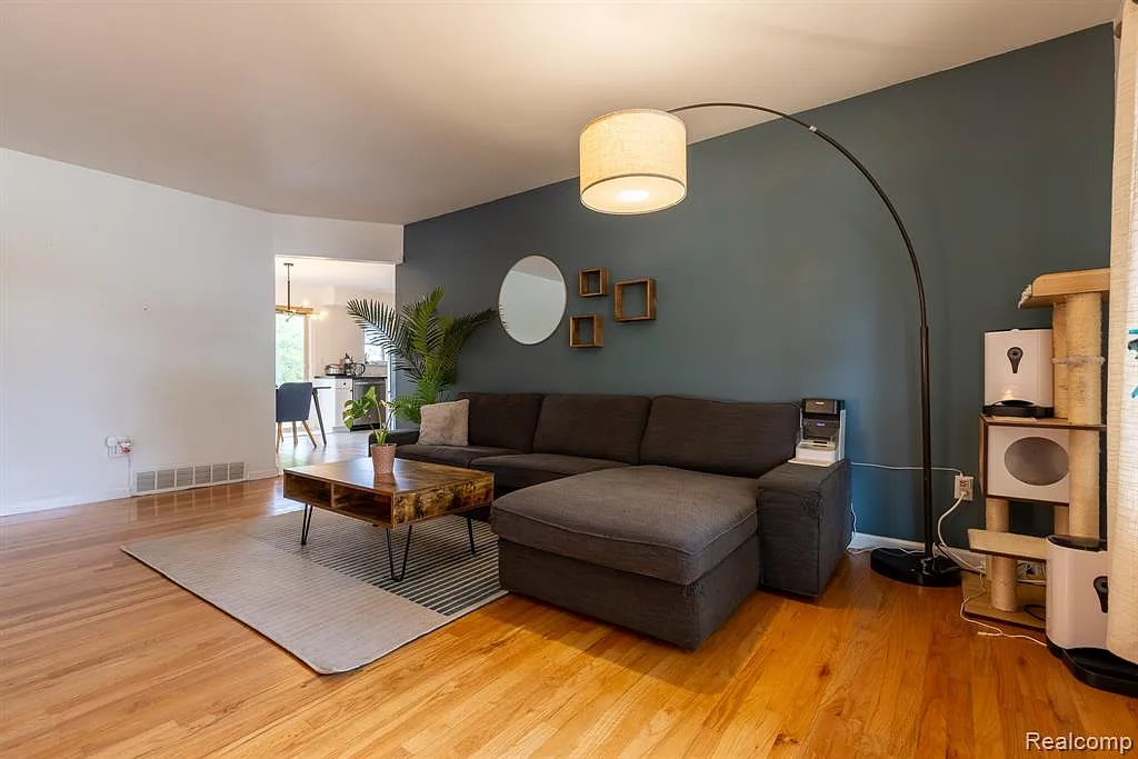 3 bed, 1.5 bath, 2100 sqft, $2,600 — Photo 2