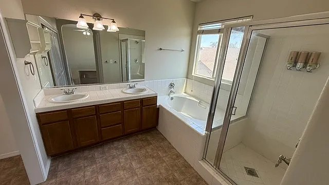 676 W Lisbon Ln — Photo 2