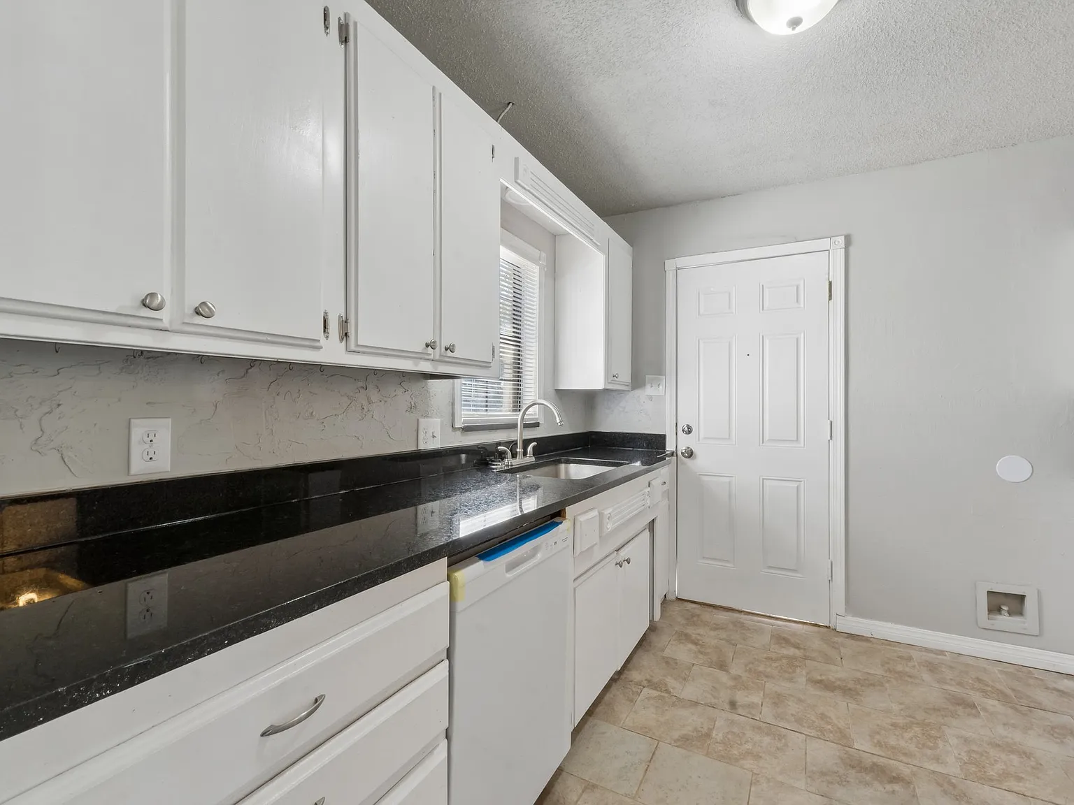 3 bed, 1399 sqft, $1,450 — Photo 3