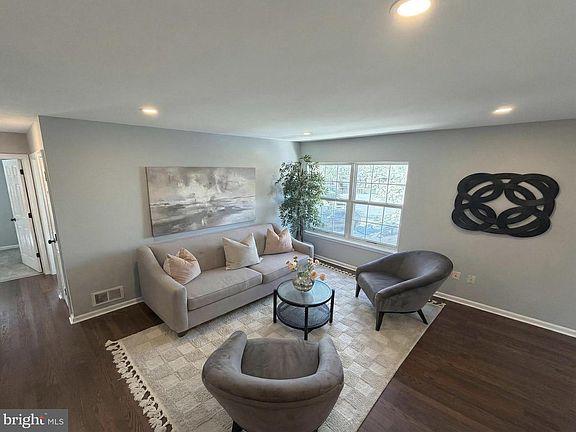 3rd image of 205 Castleton Ct
