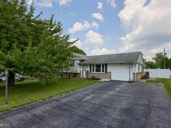 19 Circleview Dr, Leola, PA 17540