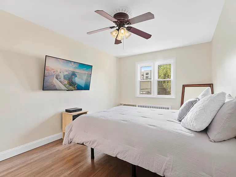 678 Midwood St #2 — Photo 2