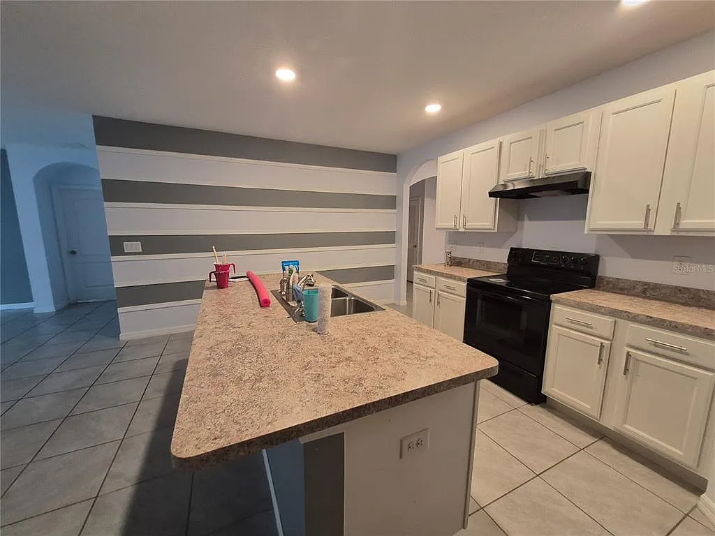 4 bed, 2.0 bath, 1846 sqft, $2,300 — Photo 3