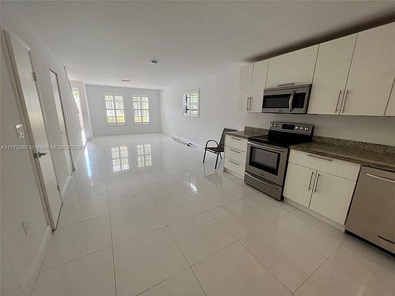5th image of 2545 NE 182nd St #A