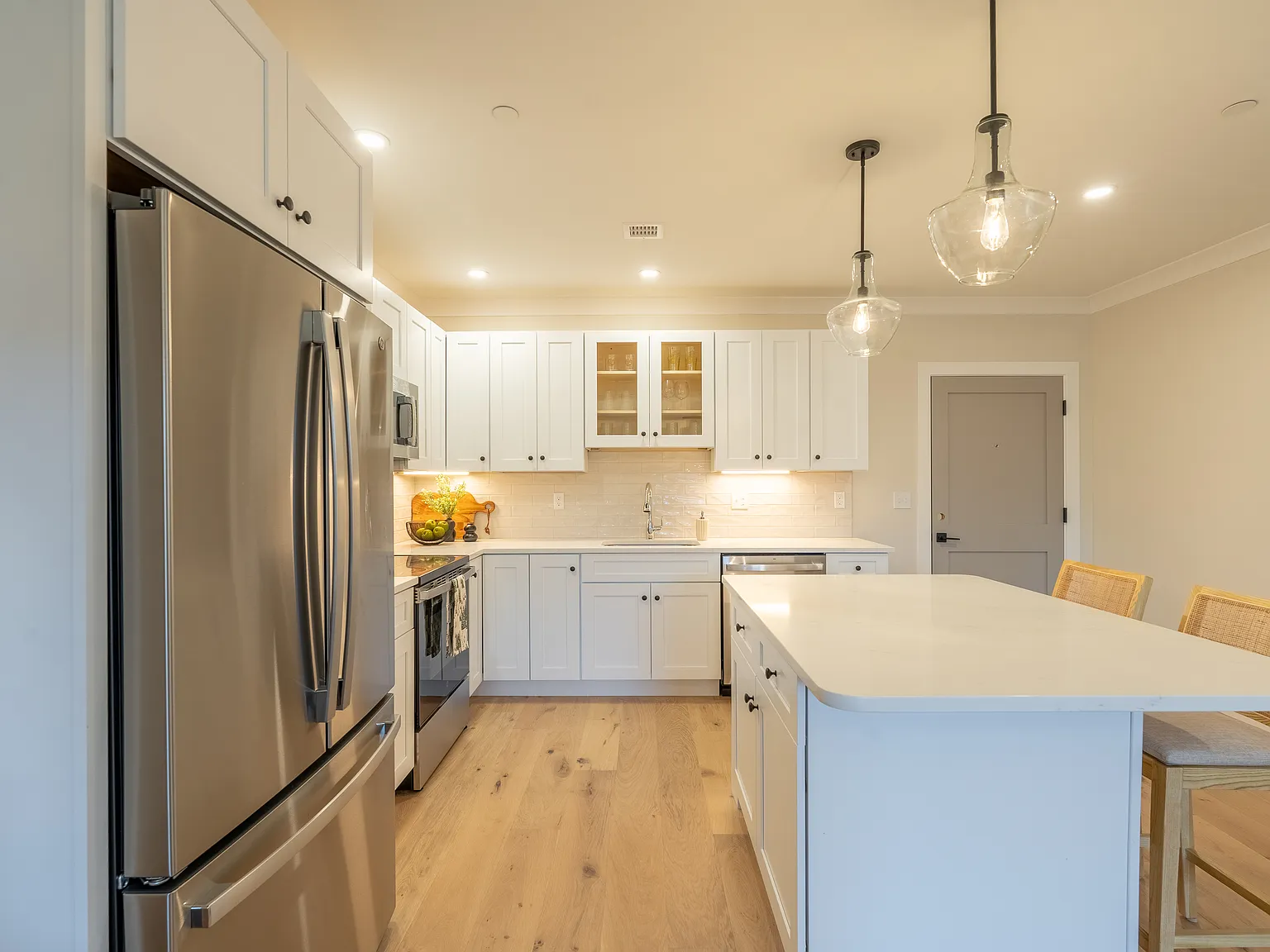 2 bed, 890 sqft, $3,250 — Photo 4
