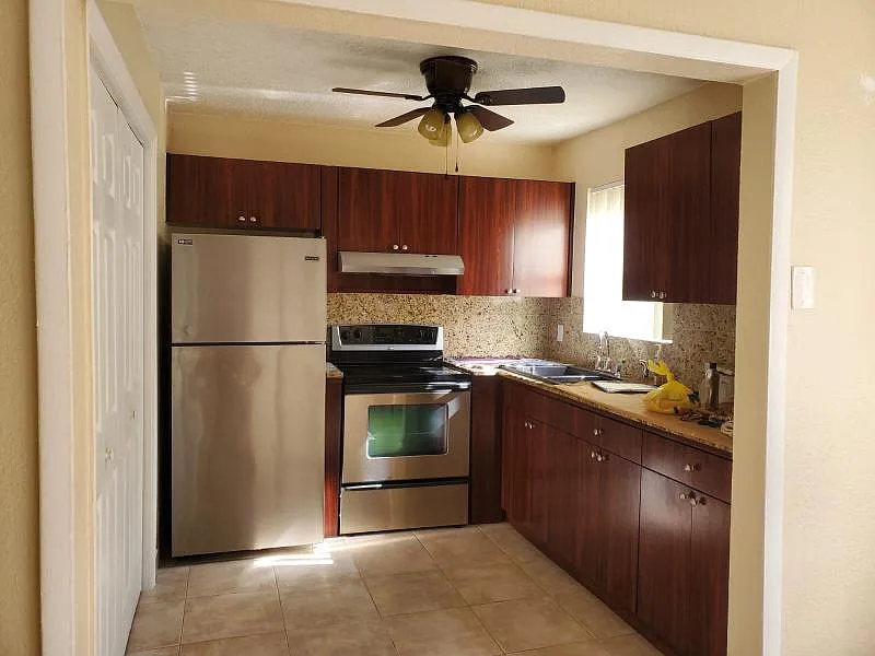 W 43rd Pl, Hialeah — Photo 3