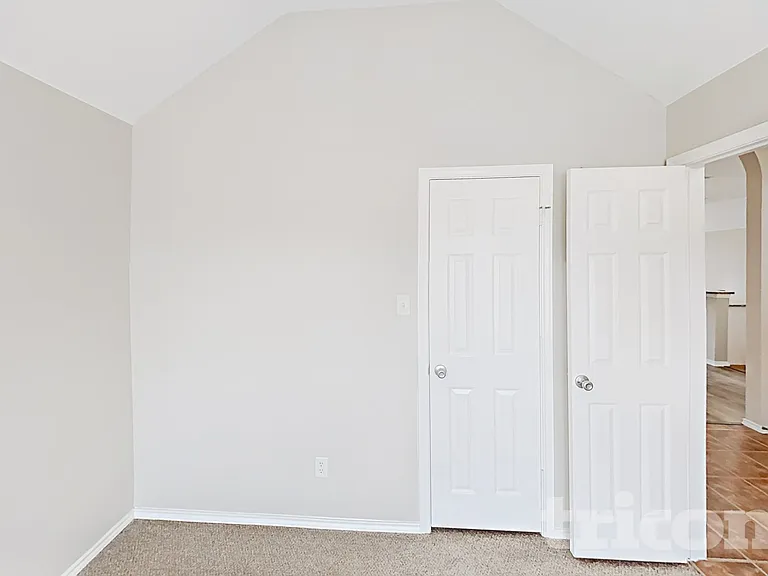 1013 Kingsley Dr — Photo 17