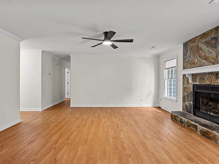 811 Bedford Park — Photo 7