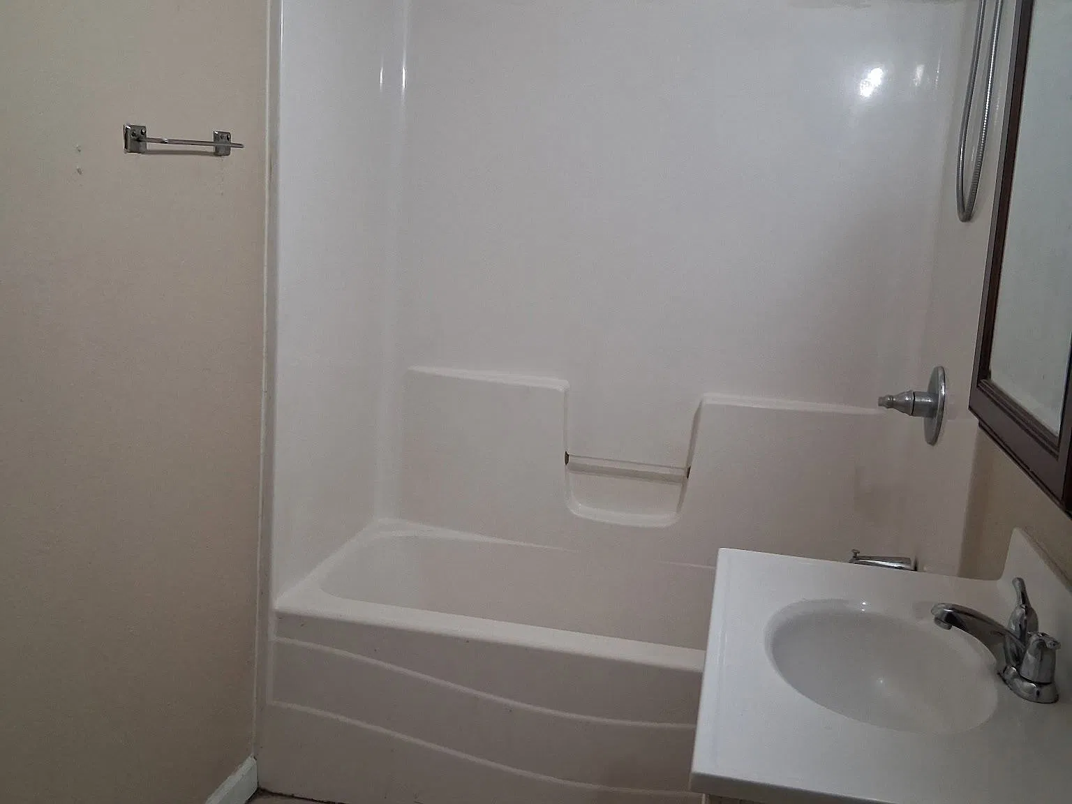 2 bed, 1.0 bath, 800 sqft, $875 — Photo 3
