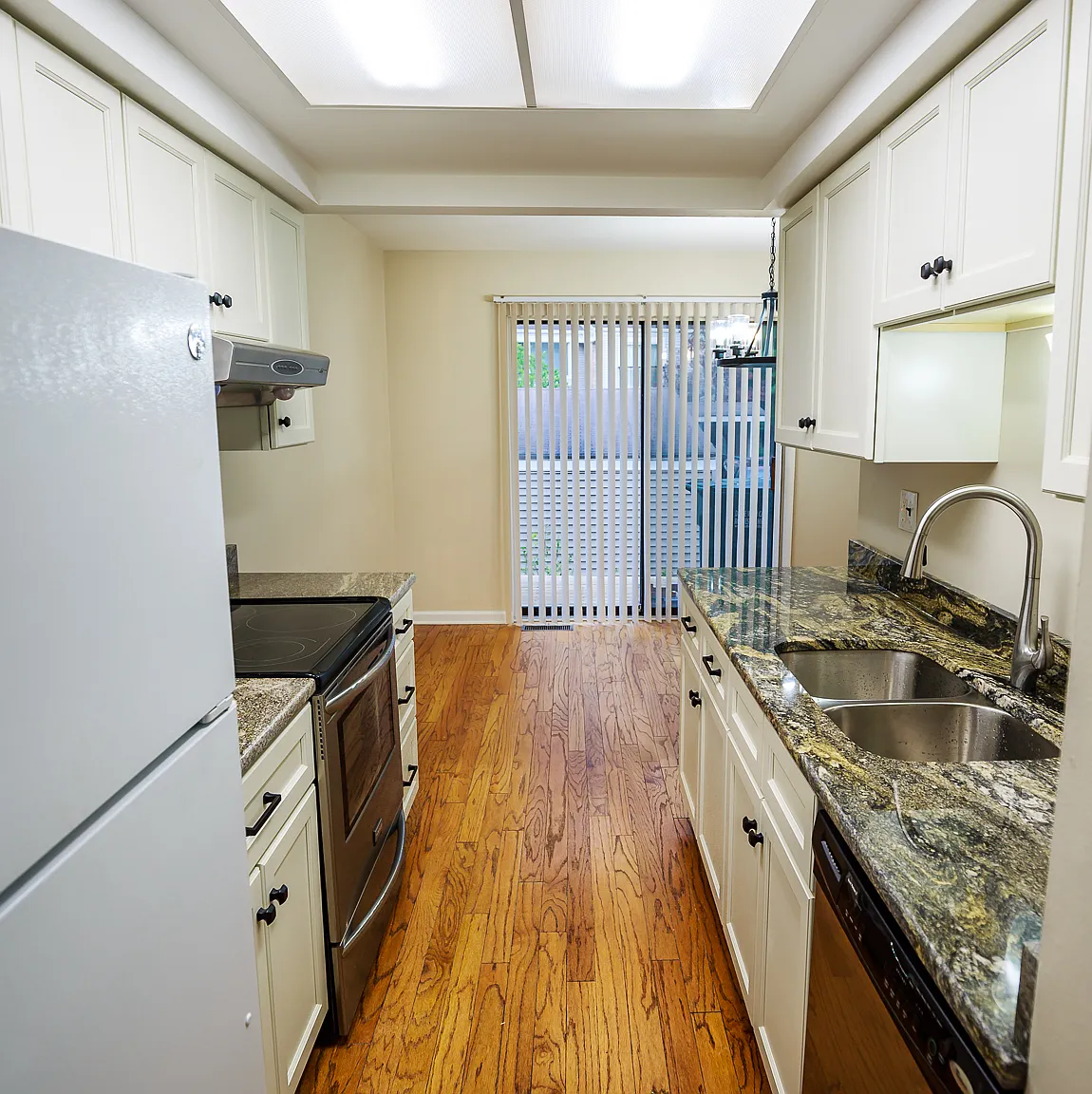 3 bed, 2.5 bath, 1412 sqft, $2,300 — Photo 3