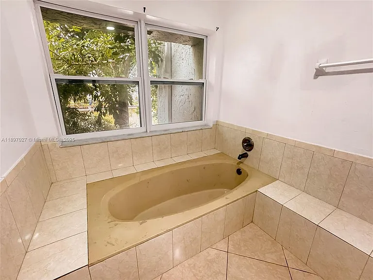 5608 NW 19th St #TOWNHOUSE — Photo 9