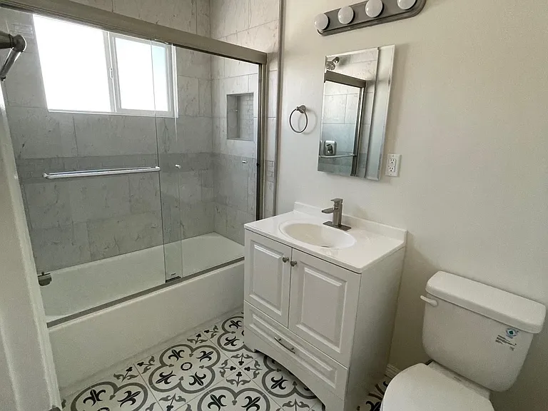1433 Yale St #E — Photo 14