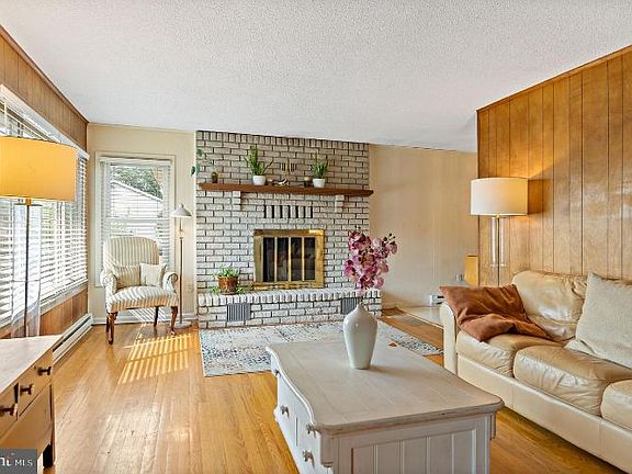 3rd image of 907 3rd St