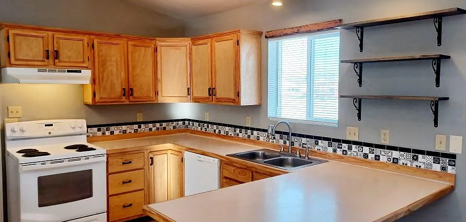 3 bed, 1444 sqft, $1,800 — Photo 2