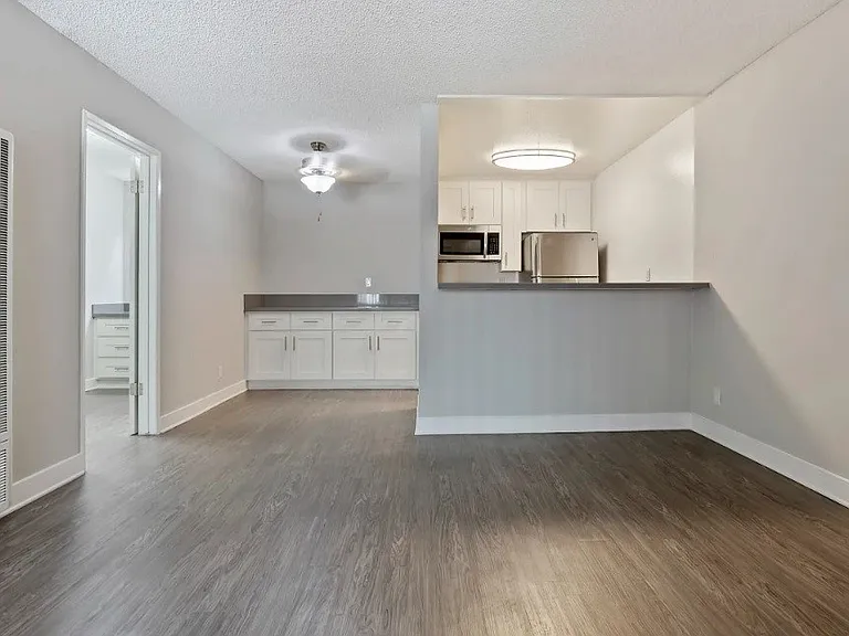 Kaitlin Court Apartments — Photo 6