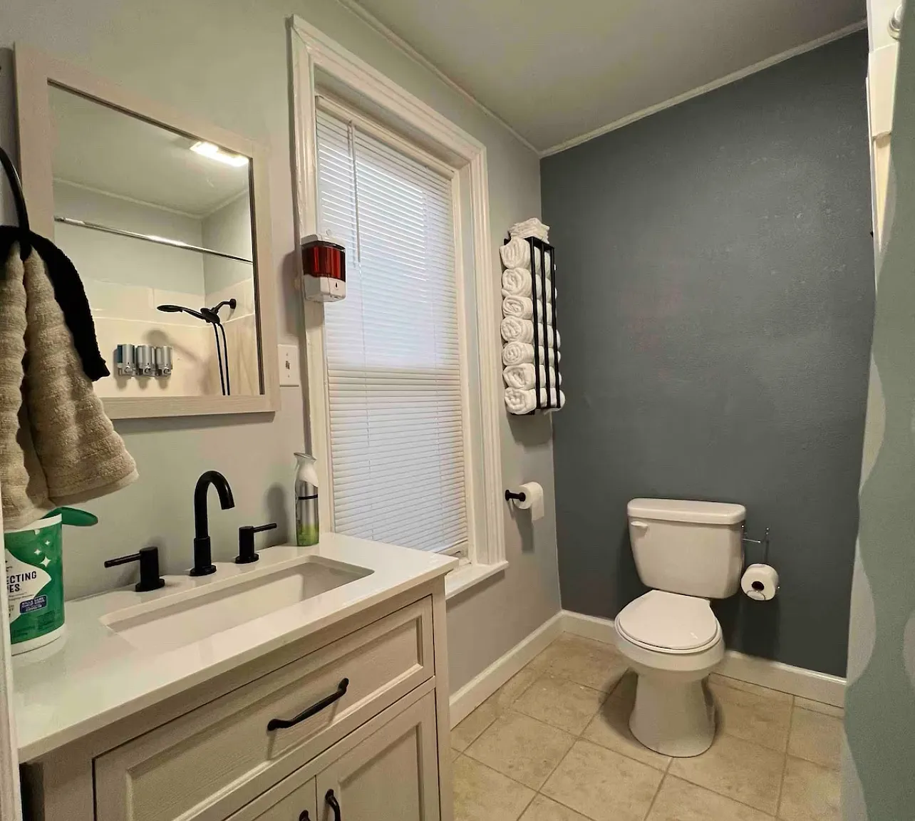 915 Perry St — Photo 1