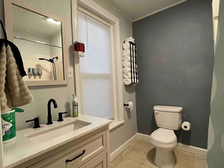 915 Perry St — Photo 1