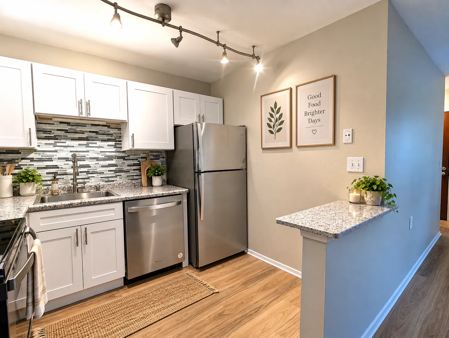 1 Bedroom Condo with Pool and Private Entry — Photo 1