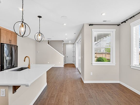 3rd image of 7285 SE Chinquapin Dr