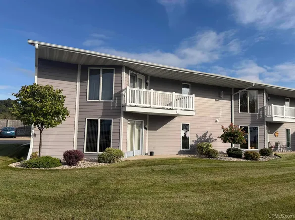 2000 Lake Shore Dr APT O, Gladstone, MI 49837