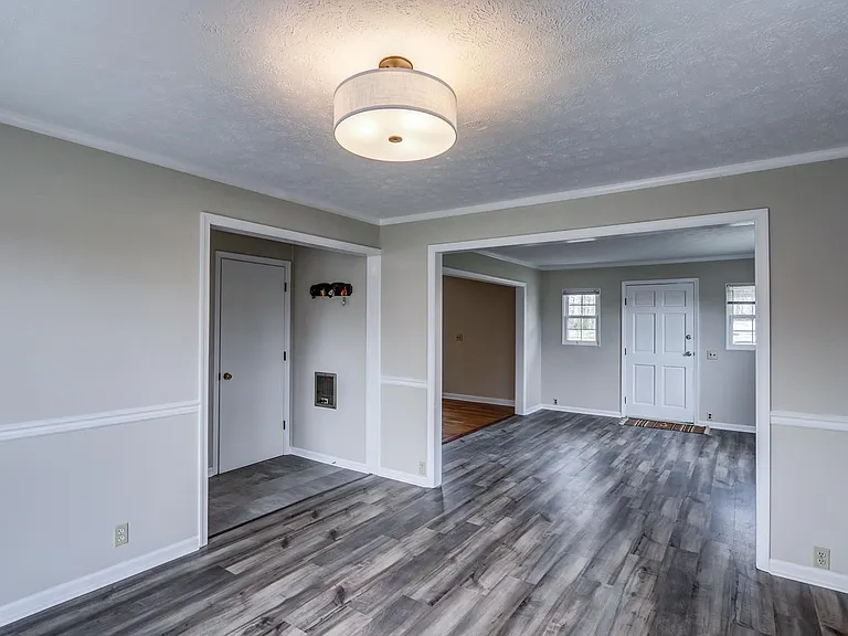 4295 Everett Rd — Photo 9