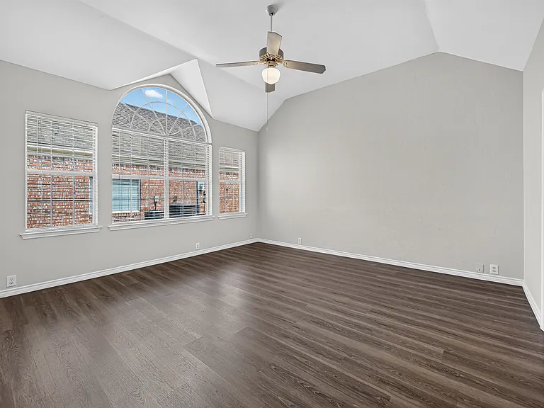 423 Halifax Dr — Photo 14