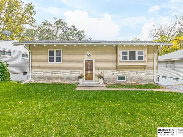 7533 Richmond Dr, Omaha, NE 68134