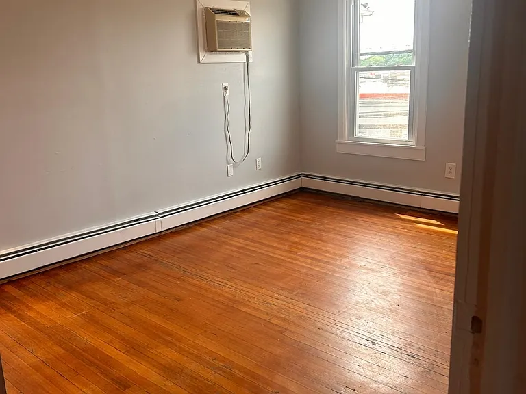 8906 Tonnelle Ave — Photo 7