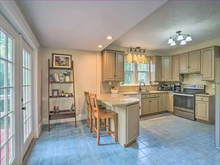 502 S George St — Photo 16