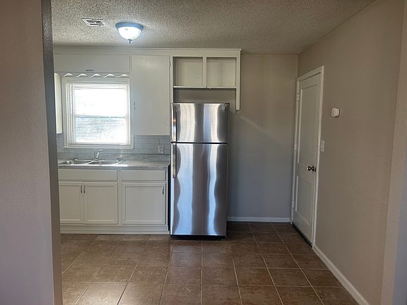 5th image of 1942 N Florence Pl