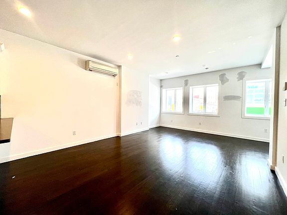 2nd image of 946 Flatbush Ave #1