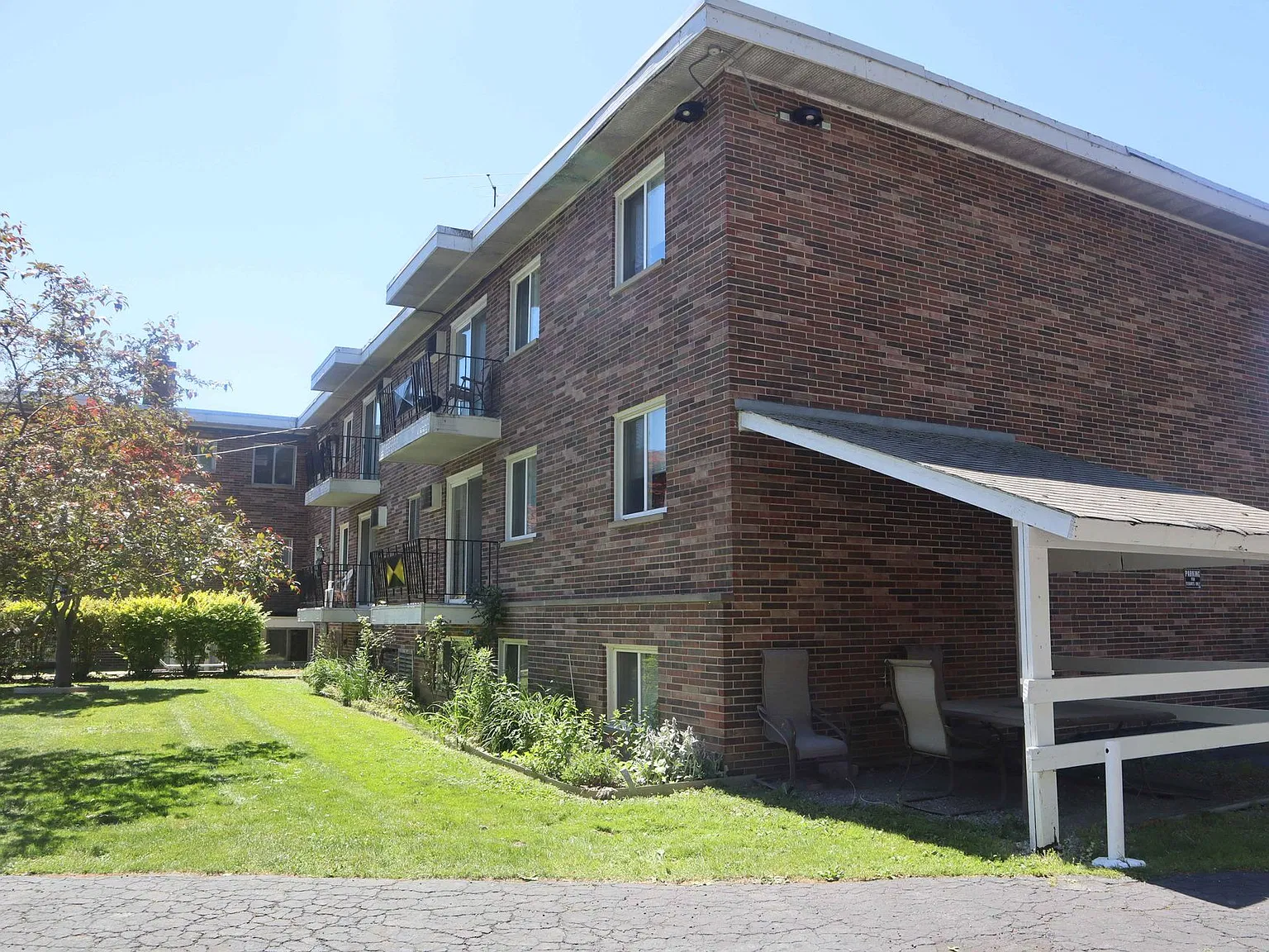 Morgan Manor — Photo 2