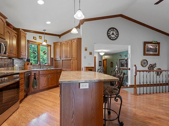 6th image of 11761 Lake Rd