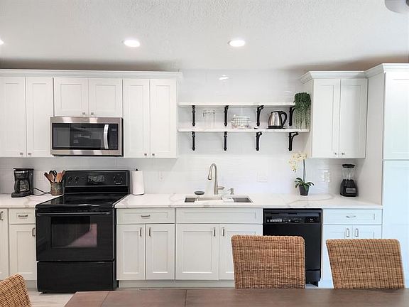 2nd image of 572 SE 20th Ave #3