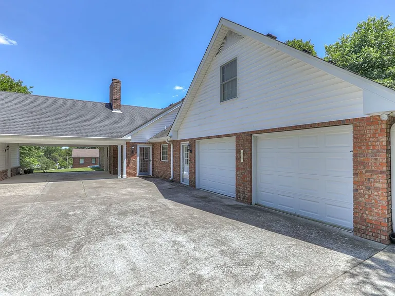 2303 Friendship Dr — Photo 27