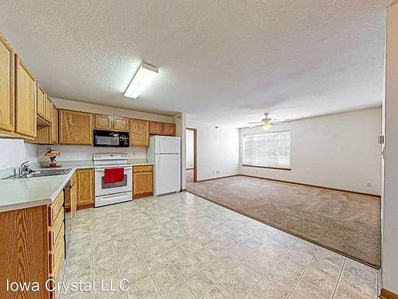 3rd image of 219 Crystal St Unit 115