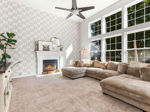 4th image of 615 Manhattan Cir