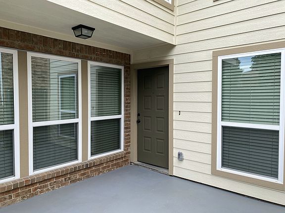 Private Courtyard-New energy efficient windows and siding