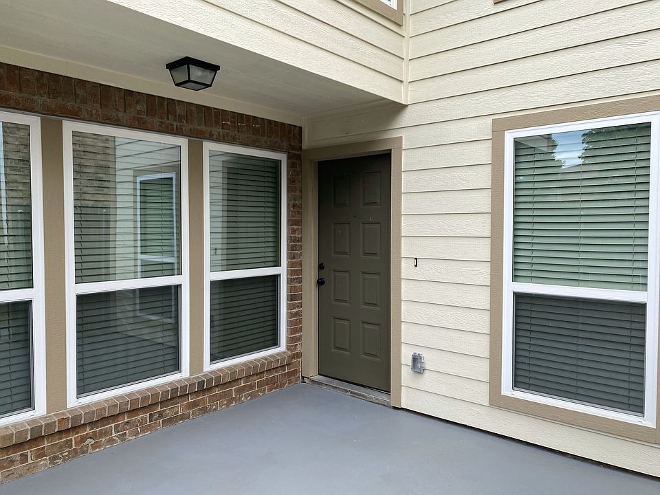 Private Courtyard-New energy efficient windows and siding