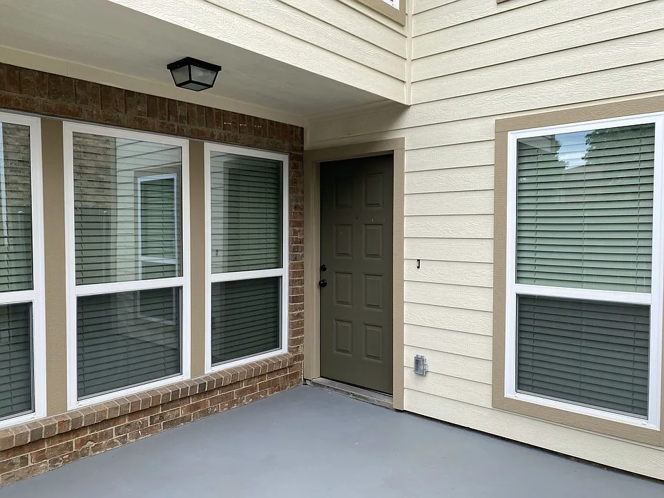 Private Courtyard-New energy efficient windows and siding