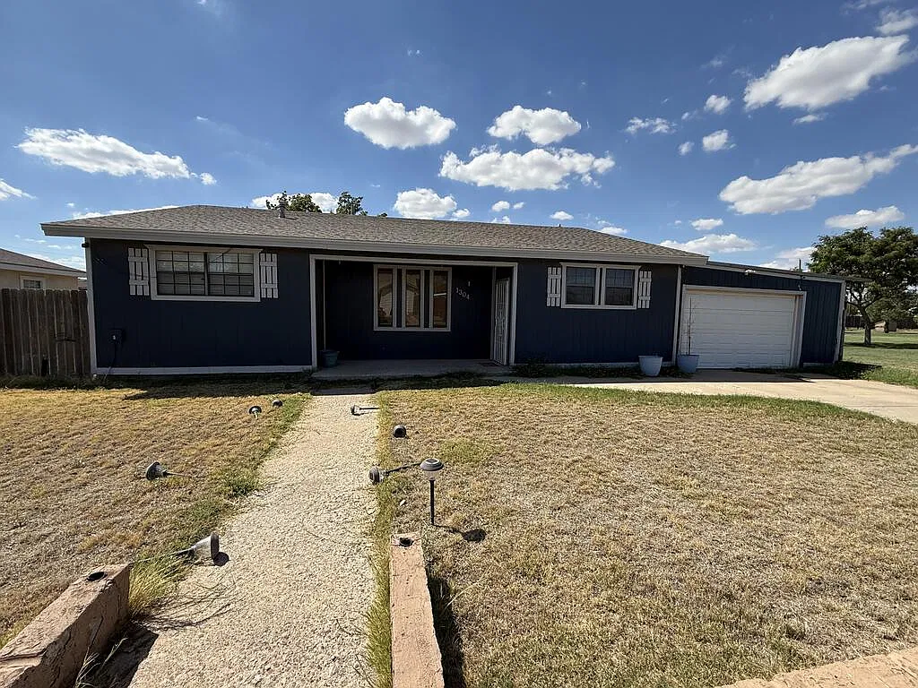 3 bed, 2.0 bath, 1685 sqft, $2,100 — Photo 1