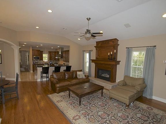 5th image of 217 Eastpark Dr.
