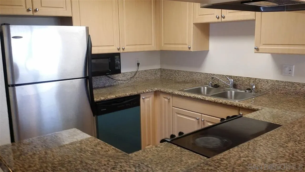 2 bed, 2.0 bath, 956 sqft, $2,595 — Photo 2