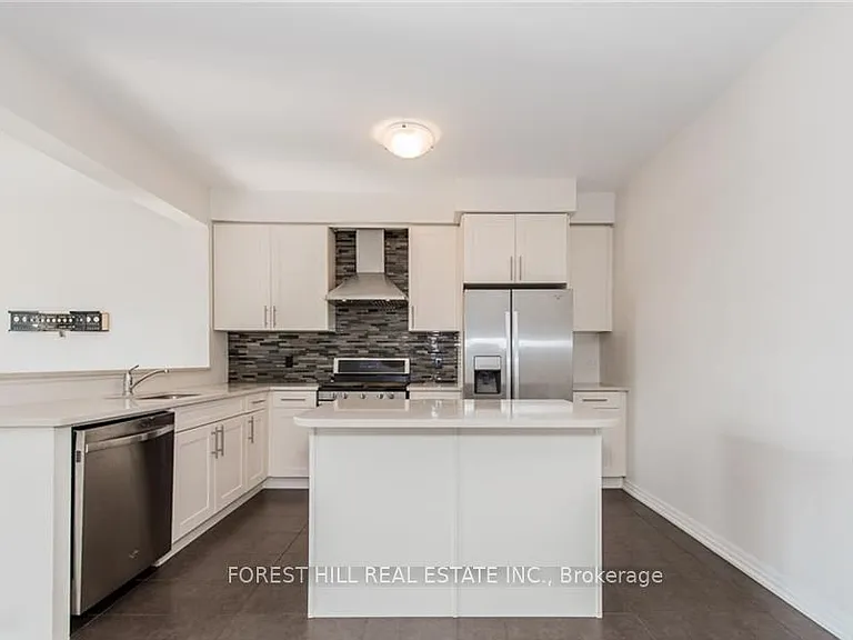 70 Hanson Cres — Photo 7